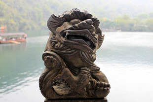 江边石狮子雕塑