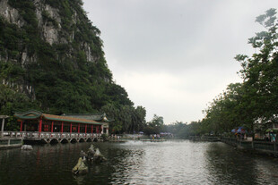 山水间的河畔风光
