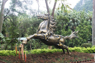 园林中奔腾的骏马雕塑