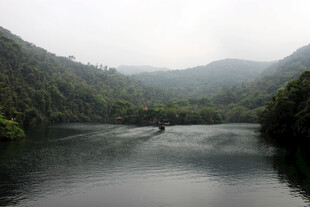 宁静山水间的孤舟美景