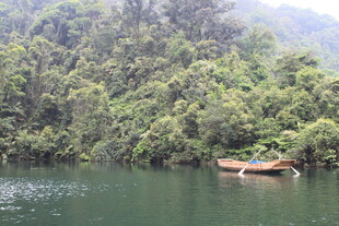 青山绿水间的孤舟