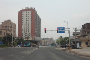 湛江城市街道与高楼景象