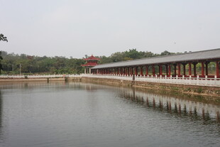 湛江湖畔长廊美景