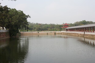 湛江宁静湖水旁的中式景致