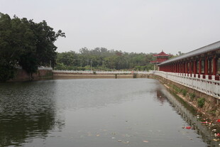 湛江中式湖畔长廊美景