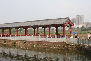 湛江中式长廊临水而立