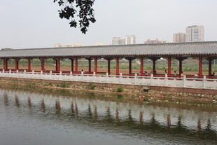 湛江河畔长廊映于平静水面