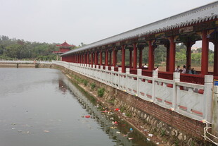 湛江湖畔长廊美景