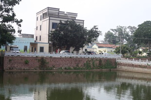 湛江河边多层建筑风景