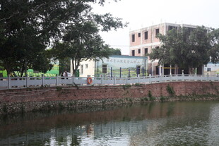 湛江河边建筑与行人景观