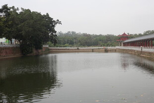 湛江宁静湖畔古建筑景观