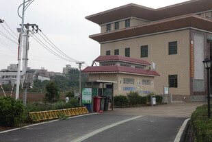 湛江两层建筑前的街道场景