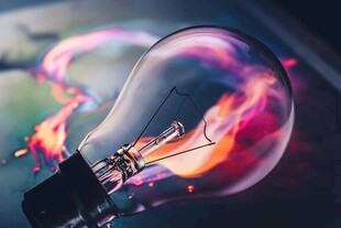梦幻光芒下的绚丽灯泡电脑壁纸