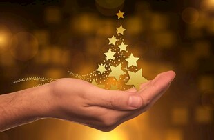 手中金色星星圣诞树电脑壁纸