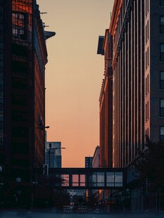 黄昏下的城市高楼景观