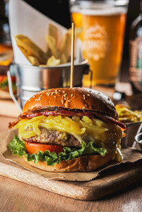 美味汉堡配薯条与啤酒