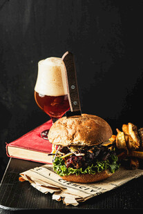 美味汉堡配啤酒与薯条