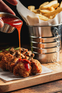 美味炸鸡配薯条与番茄酱