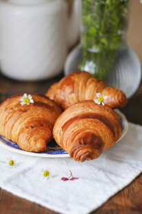 美味牛角面包精致摆盘