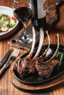 美味烤羊排与红酒搭配