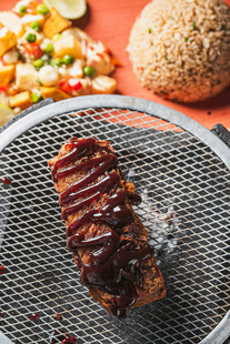 烤架上的美味烤肉