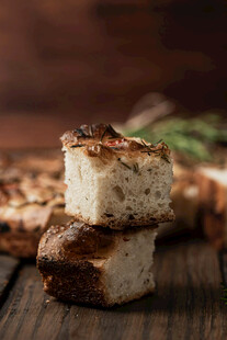 堆叠的美味面包