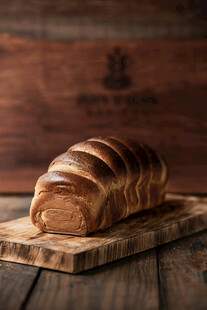 木制案板上的美味面包