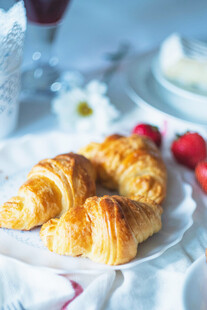 美味羊角面包与新鲜草莓