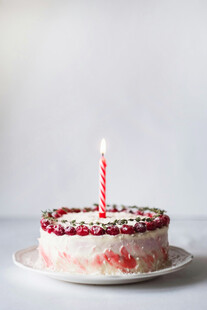 草莓生日蛋糕插着蜡烛
