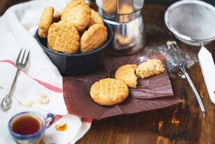 美味曲奇摆放在木桌上