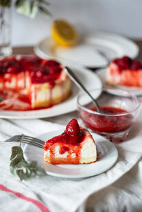 美味芝士蛋糕配草莓酱