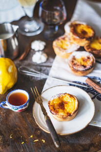 美味蛋挞与惬意早餐时光