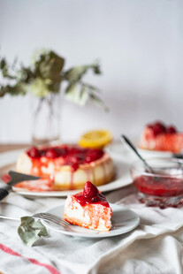 美味草莓芝士蛋糕切片