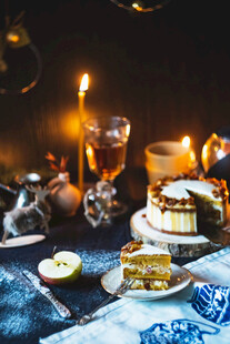 烛光下的精致甜点聚会