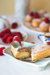 美味糕点搭配新鲜树莓