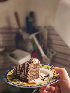 手持美味巧克力蛋糕