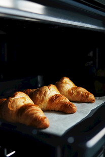 烤箱中烤制的美味牛角面包