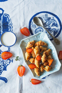 蓝白餐具旁的美味炖菜