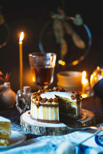 烛光下的美味甜点聚会