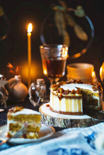 烛光下的精致甜点与饮品