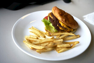 美味汉堡配薯条