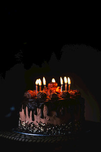 点燃蜡烛的精美生日蛋糕