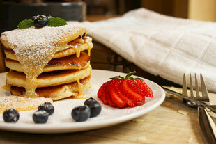 美味煎饼配新鲜浆果