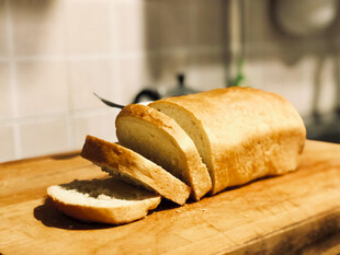 切片面包置于木砧板上