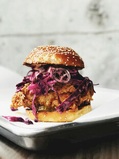 美味紫甘蓝牛肉汉堡