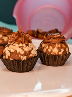 美味巧克力坚果纸杯蛋糕