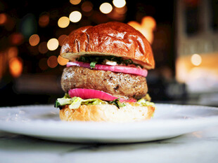 美味多汁的特色汉堡