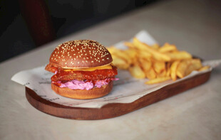 美味汉堡配金黄薯条