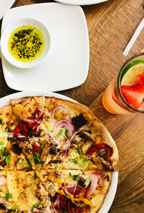 美味披萨与多样配菜