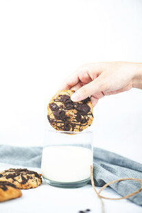 手拿曲奇配牛奶的惬意时刻